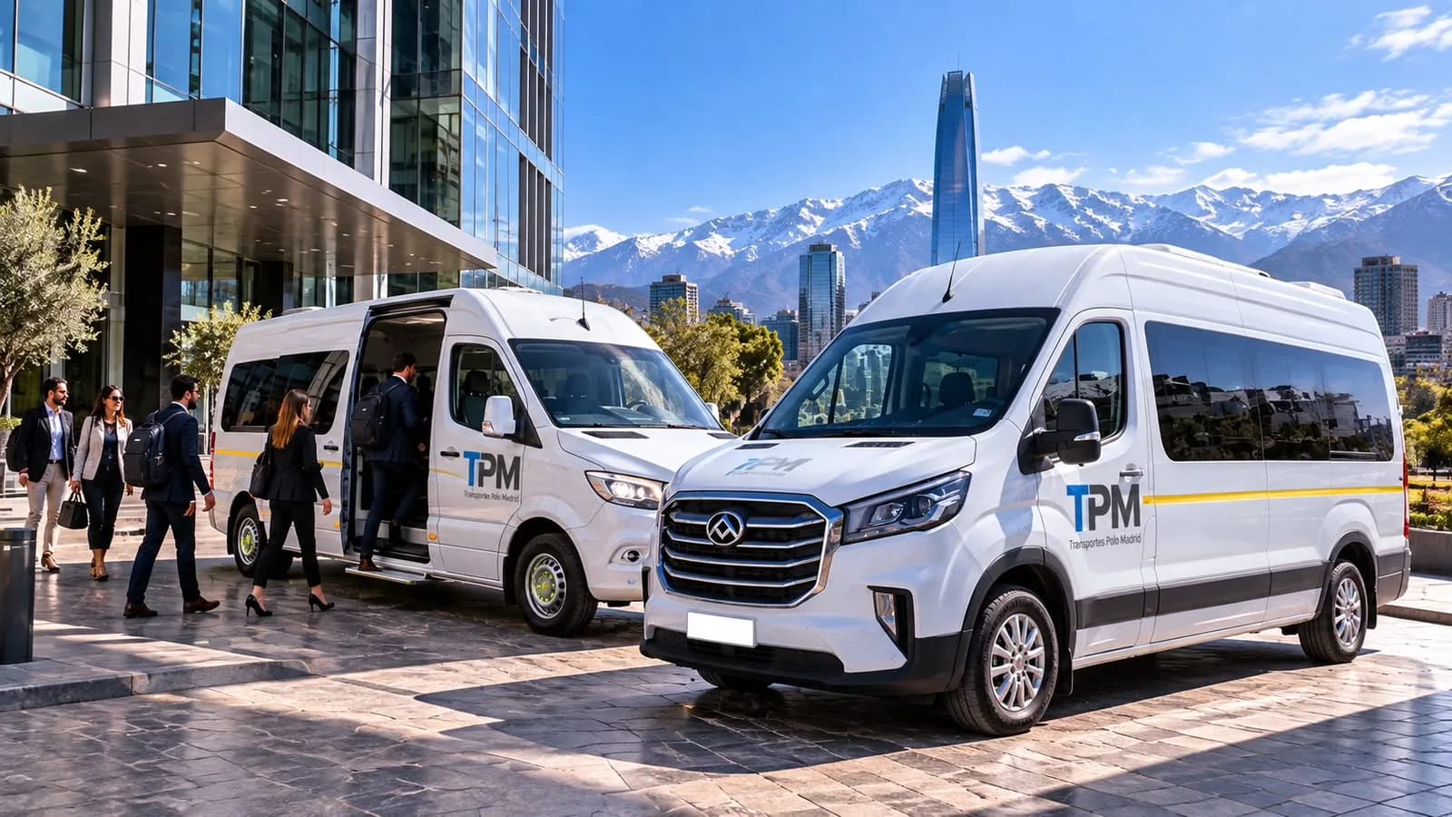 Dos vans blancas con el logotipo de TPM frente a un edificio de oficinas de Santiago, con ejecutivos subiendo a una de ellas y la cordillera nevada al fondo