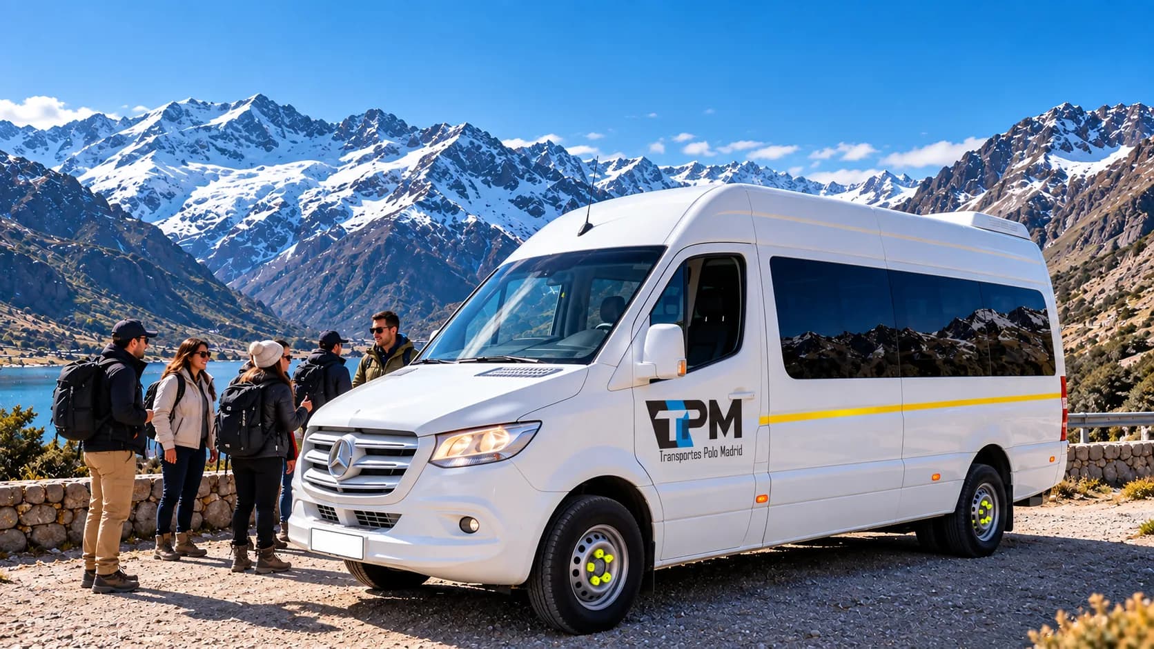 Van blanca con el logotipo de TPM junto a un grupo de turistas con mochilas, frente a montañas nevadas y un lago